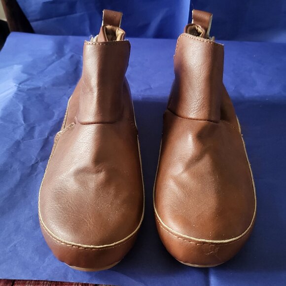 Booties size 8 NWOT  dk.tan - Picture 1 of 6